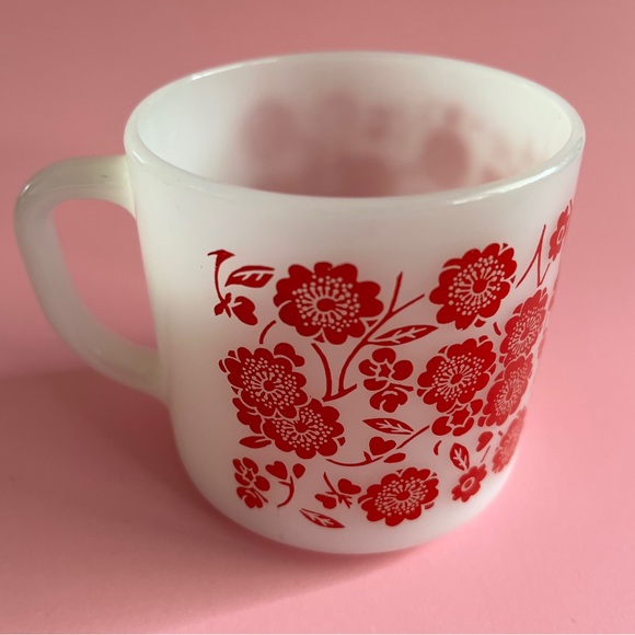 Vintage fireking milk glass mug with red flower design - Picture 5 of 5